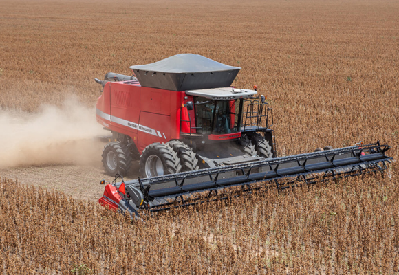 Colheitadeira Massey Ferguson vermelha colhendo soja